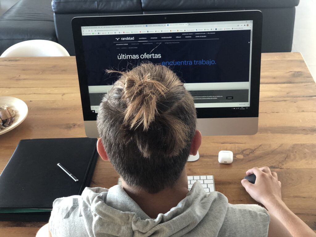 Joven buscando empleo ibeconomia.com