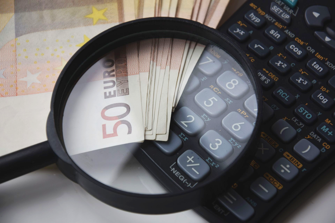 Calculadora ahorro inversión Imagen de Louis en Pixabay application-1756269_1280