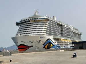 Crucero amarrado en Palma de Mallorca Imagen propiedad ibeconomia.com