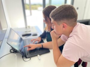 Joven Teconolgía emprendedor Imagen Ibeconomia