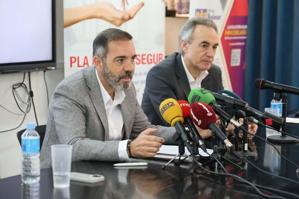 En la imagen, el presidente del Colegio y la Asociación, José Miguel Artieda, y Luis Alberto Fabra, director de la Cátedra de Mercado Inmobiliario
