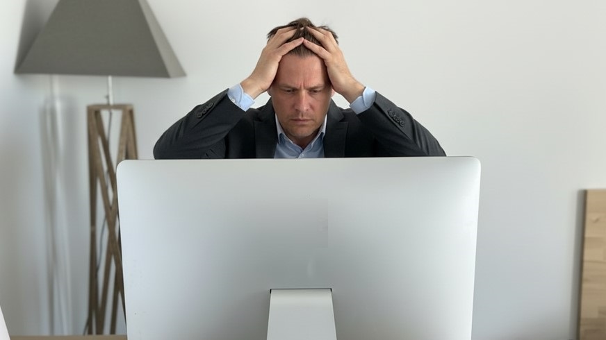 Preocupado, estresado, agobiado