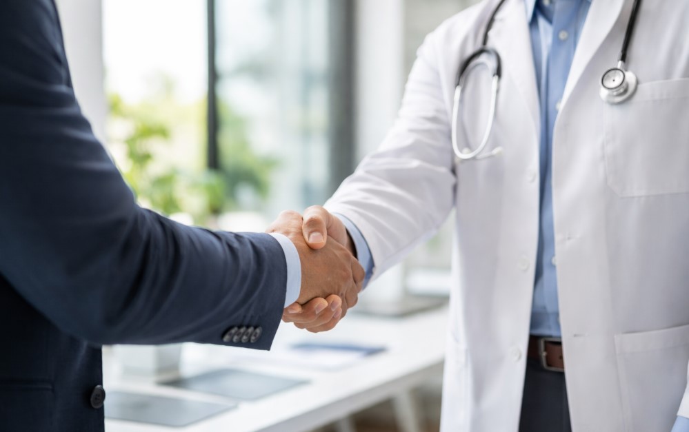 Manos médico empresa IA para Ibeconomia.com