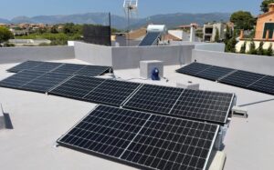 Placas solares en vivienda Imagen © Ibeconomia.com 2026