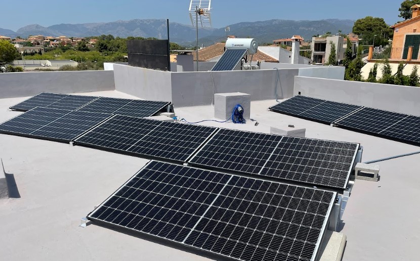 Placas solares en vivienda Imagen © Ibeconomia.com 2026