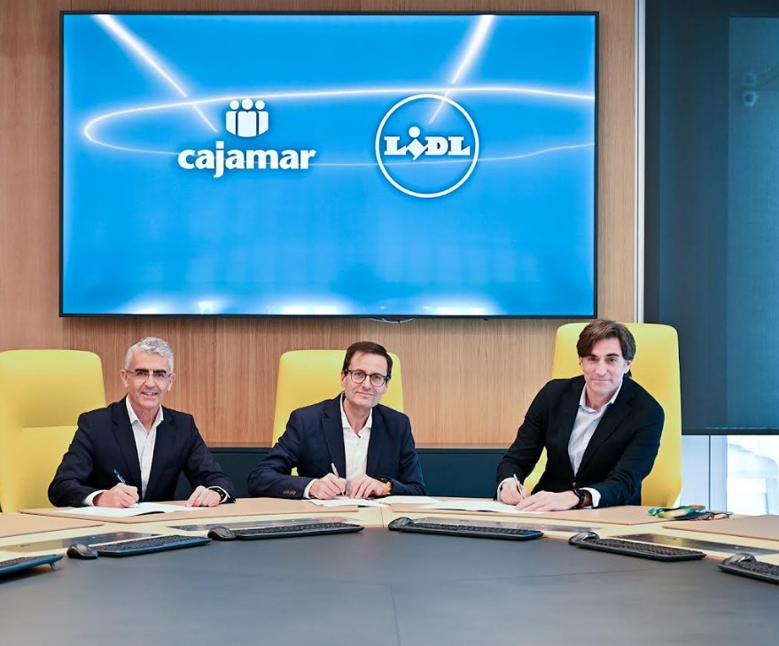 De izquierda a derecha: Roberto García Torrente, director general de Sostenibilidad y Desarrollo de Cajamar; Jordi Llenas, director de Administración y Finanzas en Lidl España; y Carlos González-Vilardell, director general de Compras en Lidl España.