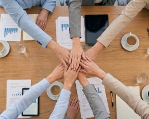 Manos de mujeres empresarias