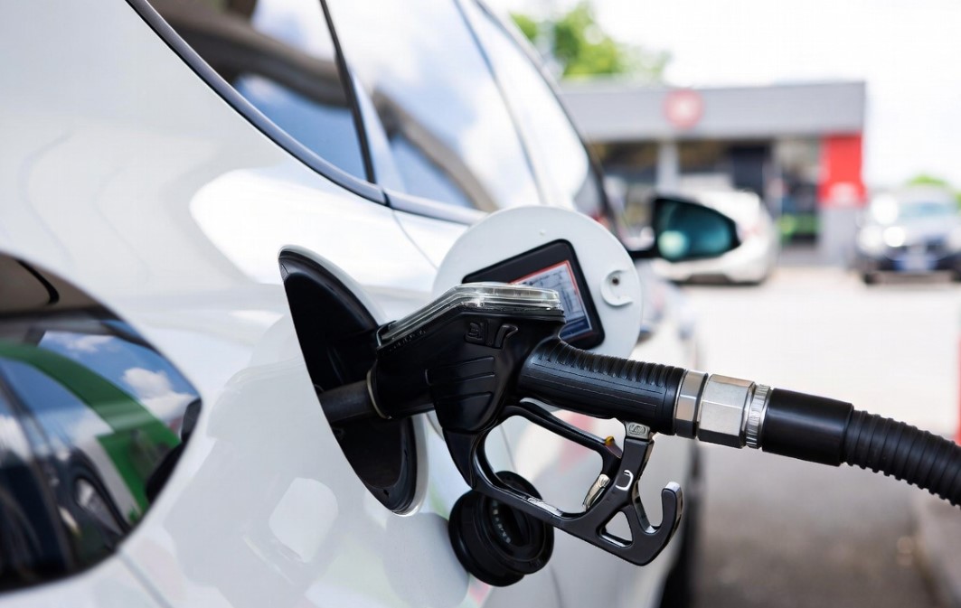 Coche repostando gasolina