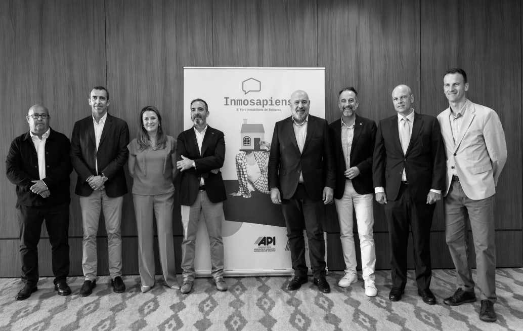 De izquierda a derecha, Manuel Bennassar, director general Territorio y Paisaje del Govern; José Francisco Reynés, director general de Vivienda y Arquitectura del Govern; María Garau, vicepresidenta del COAPI Baleares; José Miguel Artieda, presidente del COAPI Baleares y de la Asociación Apibaleares; Jaime Martínez, alcalde de Palma; José Luis Mateo, conseller de Vivienda, Territorio y Movilidad del Govern; Óscar Fidalgo, regidor de Urbanismo, Vivienda y Proyectos Estratégicos del Ajuntament de Palma; y Jordi Mora, presidente de PIMEM. 