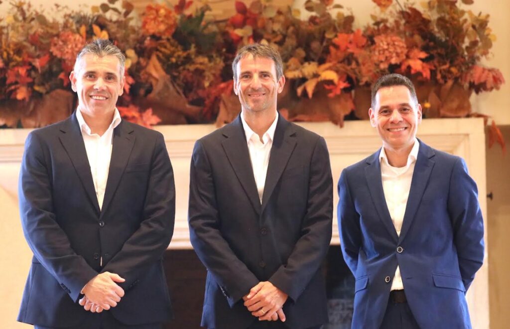 En la imagen de portada: de  izquierda a derecha, Carlos Rodríguez (director Territorial Zona Noreste | Área de Vigilancia y Servicios Auxiliares - Delegación Cataluña de Trablisa),  Tommy Robredo (director del Barcelona Open Banc Sabadell) y Sergio Bayona (director Unidad de Negocio de Tecnología de Trablisa). 