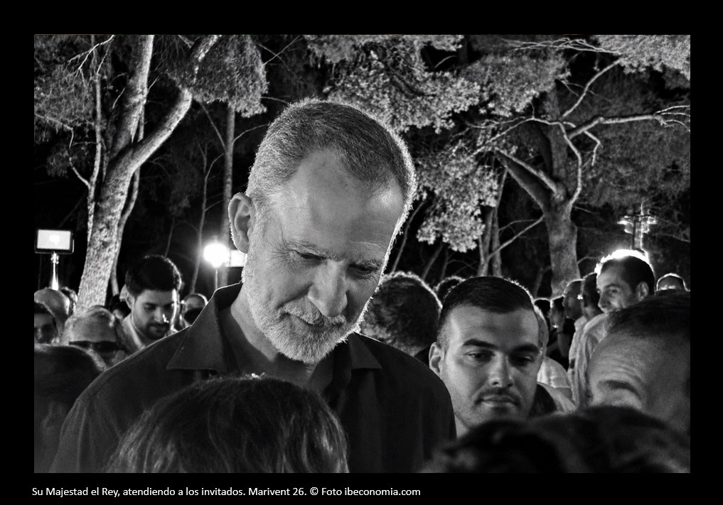 Su Majestad el Rey, atendiendo a los invitados © Foto ibeconomia.com