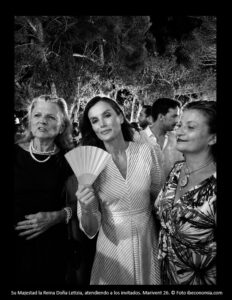 Su Majestad la Reina Letizia, atendiendo a los invitados Marivent 26. © Foto ibeconomia.com