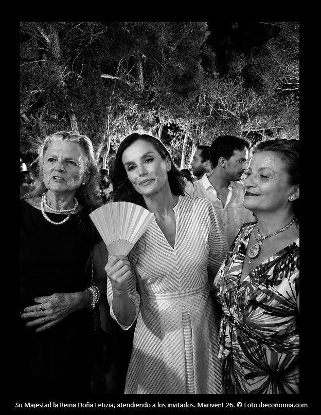 Su Majestad la Reina Letizia, atendiendo a los invitados Marivent 26. © Foto ibeconomia.com