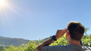 Turista presenciando eclipse en Mallorca © ibeconomia.com