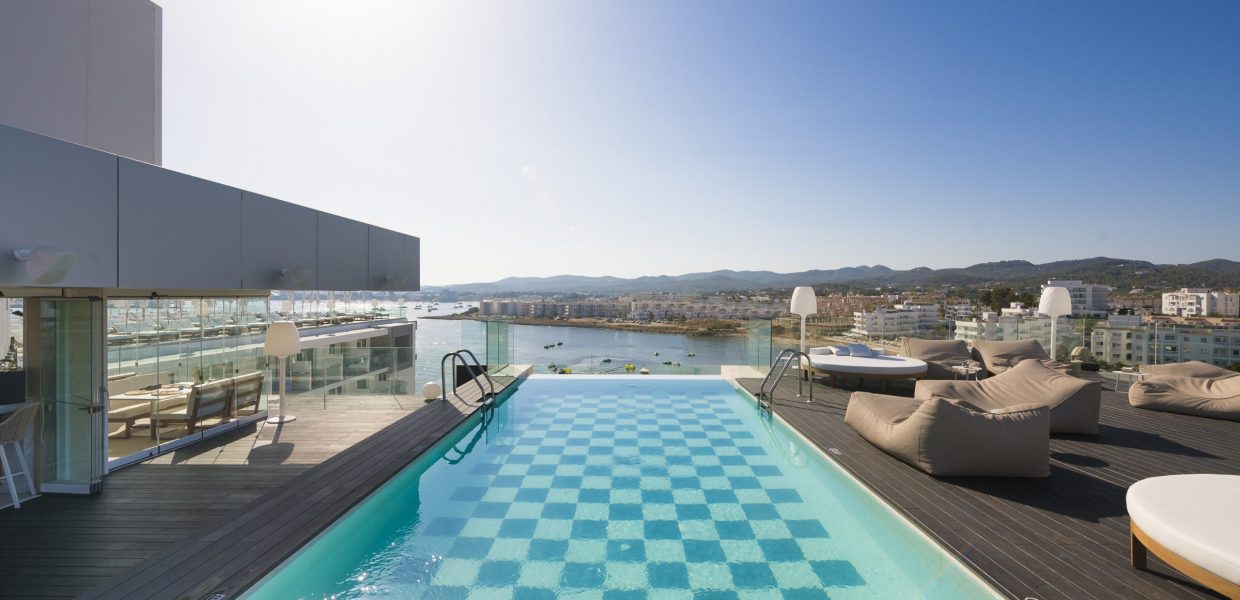 La piscina y el rooftop de Amàre Beach Hotel Ibiza son dos de sus rincones más icónicos e instagrameados