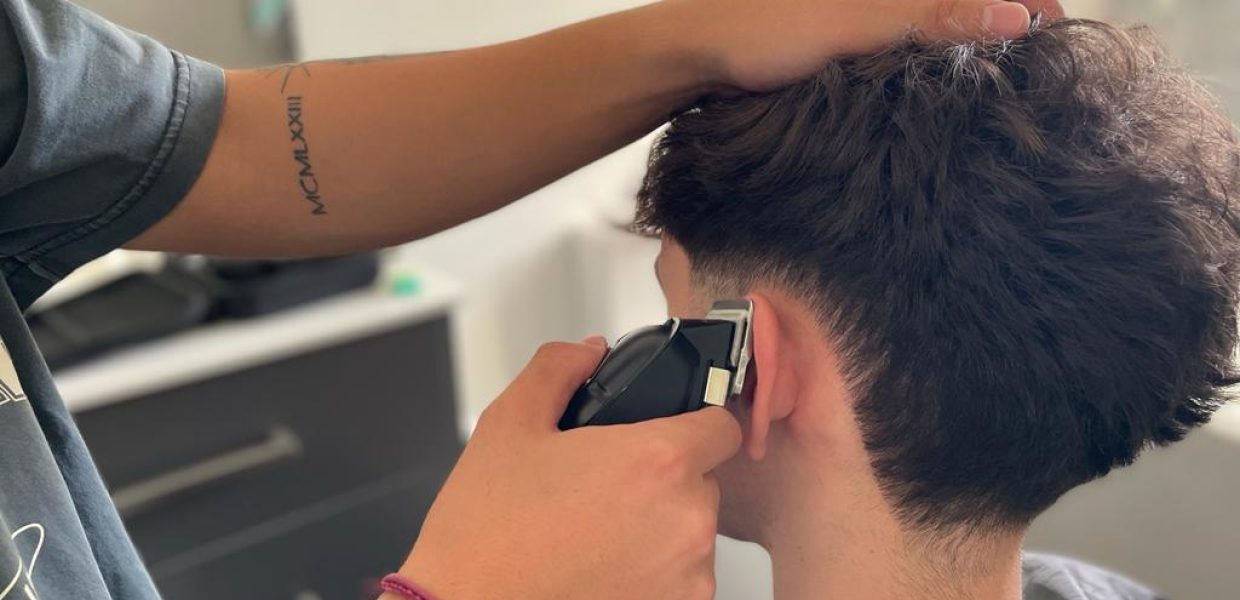 La nueva costumbre masculina: retoque cada viernes por la tarde en la  barbería, Madrid, España