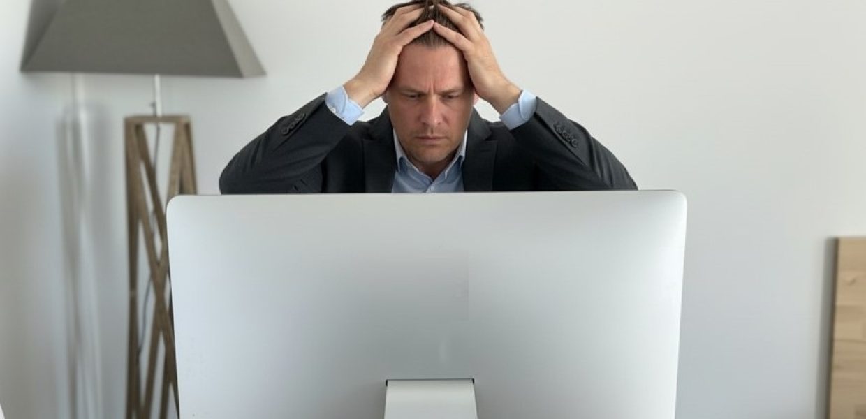 Preocupado, estresado, agobiado