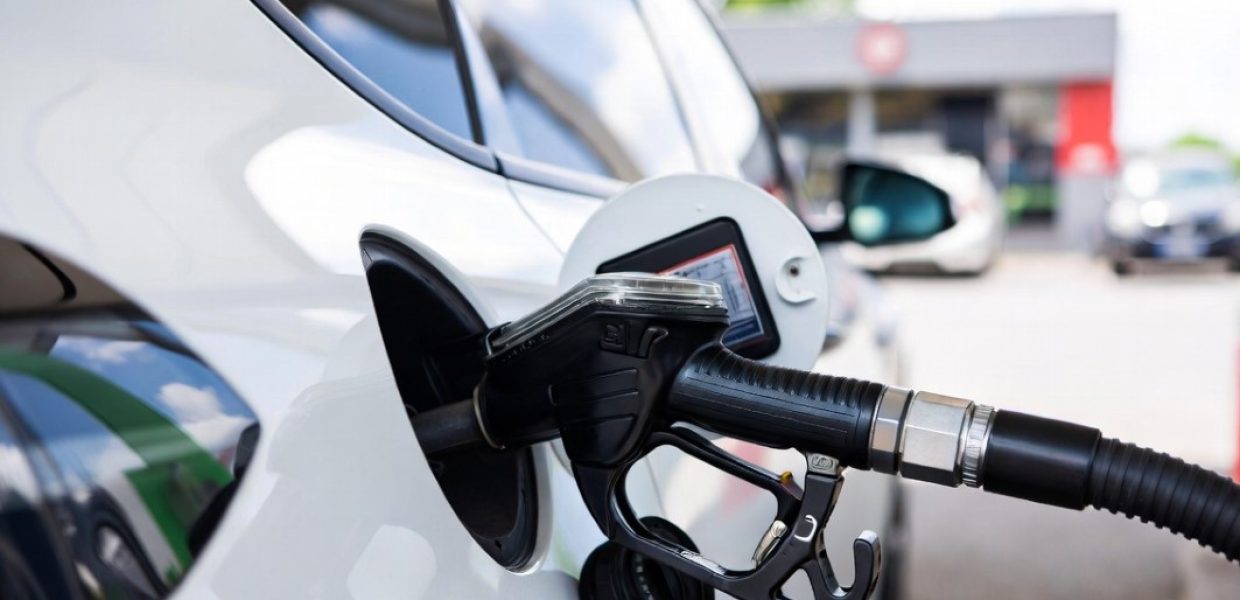 Coche repostando gasolina