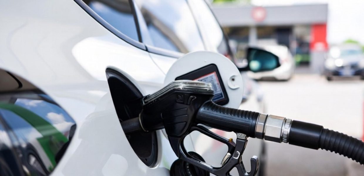 Coche repostando gasolina
