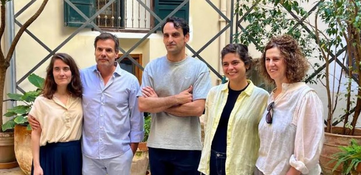 En la imagen, de izquierda a derecha, Laura González, Frederic Pinya, Diego Delas, Julia Aurora Guzmán y Eva Mulet en el patio de la Galería Pelaires.