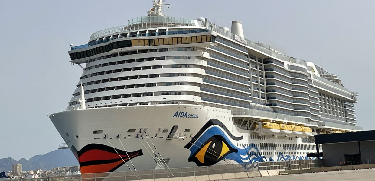 Crucero amarrado en Palma de Mallorca Imagen propiedad ibeconomia.com