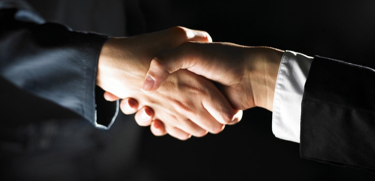 Igualdad de genero en la empresa, aprton de manos Imagen © adamr (Pixabay) business-3298472_1280