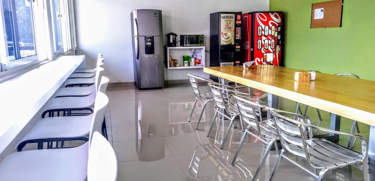 Imagen de Luis Miranda en Pixabay break-room-5985662_1920 vending