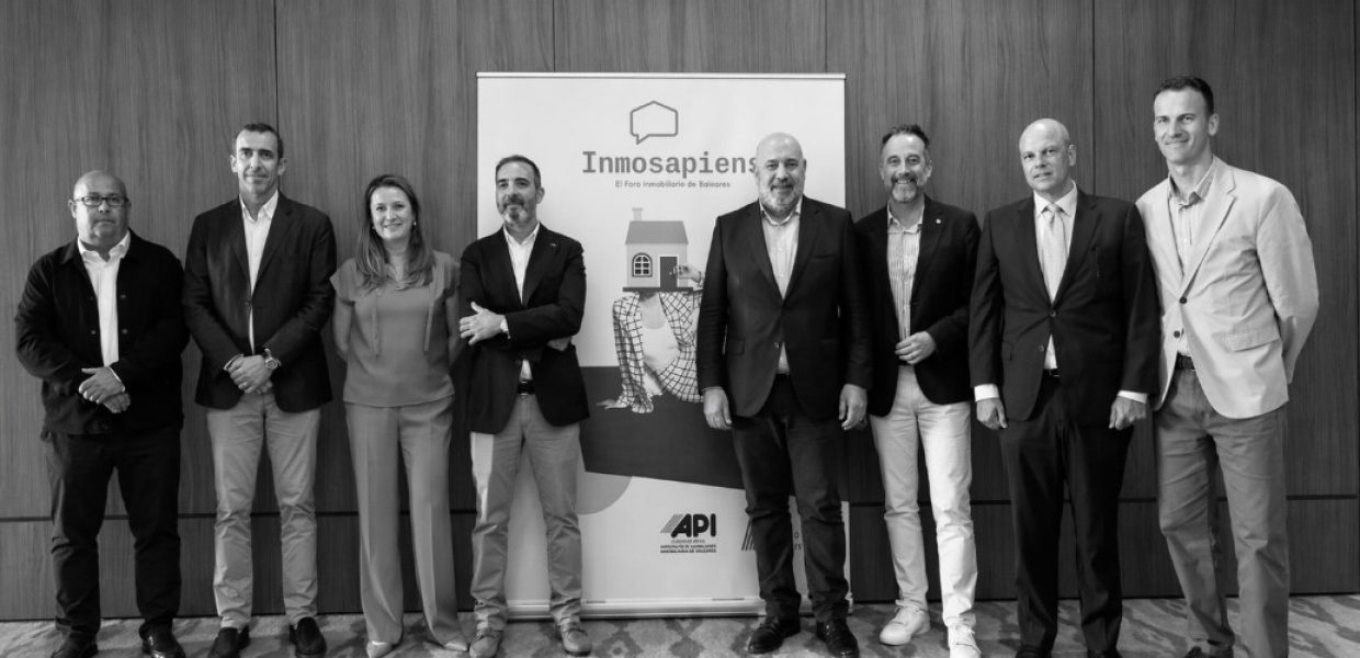 De izquierda a derecha, Manuel Bennassar, director general Territorio y Paisaje del Govern; José Francisco Reynés, director general de Vivienda y Arquitectura del Govern; María Garau, vicepresidenta del COAPI Baleares; José Miguel Artieda, presidente del COAPI Baleares y de la Asociación Apibaleares; Jaime Martínez, alcalde de Palma; José Luis Mateo, conseller de Vivienda, Territorio y Movilidad del Govern; Óscar Fidalgo, regidor de Urbanismo, Vivienda y Proyectos Estratégicos del Ajuntament de Palma; y Jordi Mora, presidente de PIMEM. 