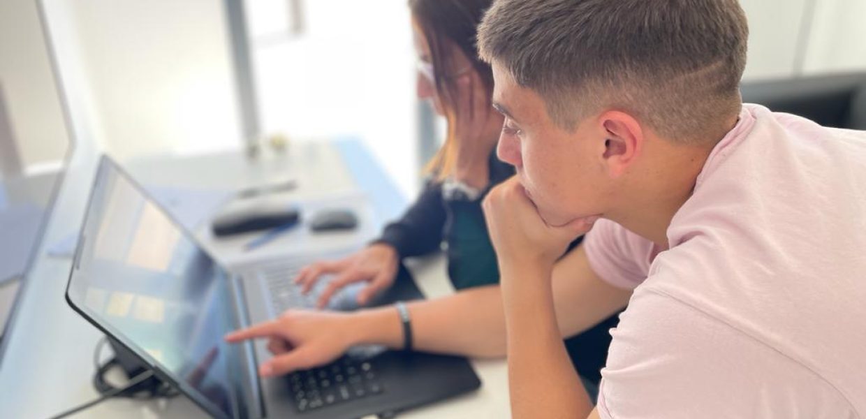 Joven Teconolgía emprendedor Imagen Ibeconomia