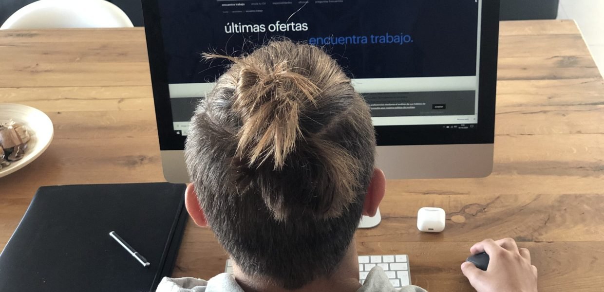 Joven buscando empleo ibeconomia.com