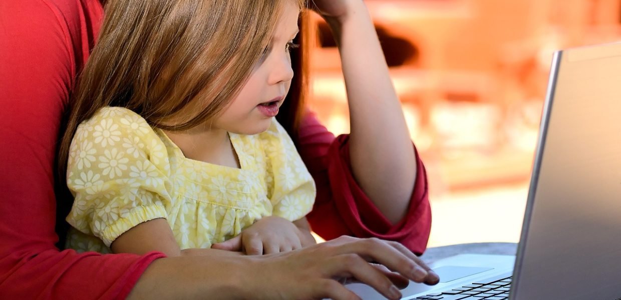 Madre con niño trabajo conciliación empresa familiar Imagen de Charles