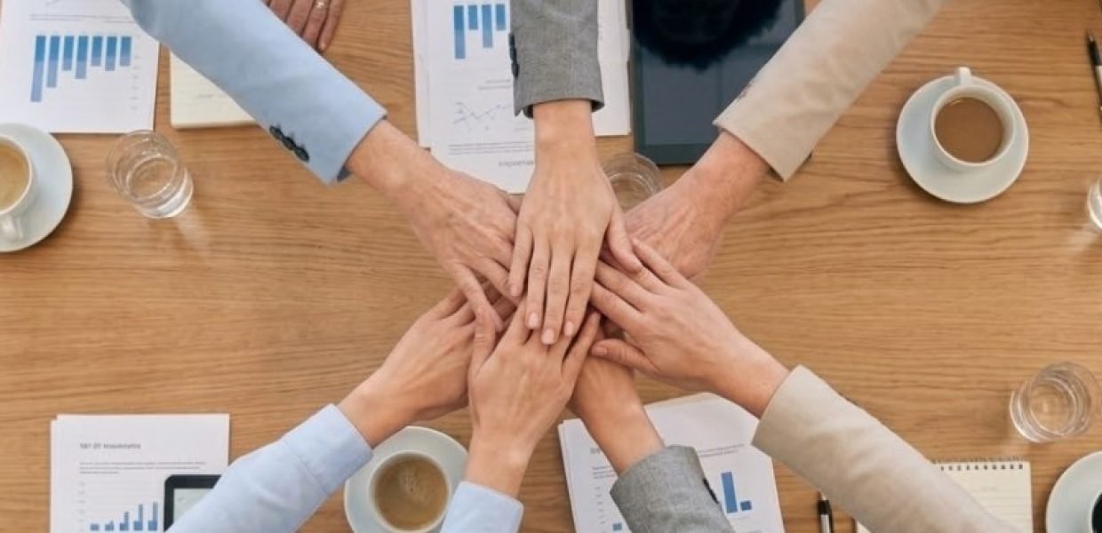 Manos de mujeres empresarias
