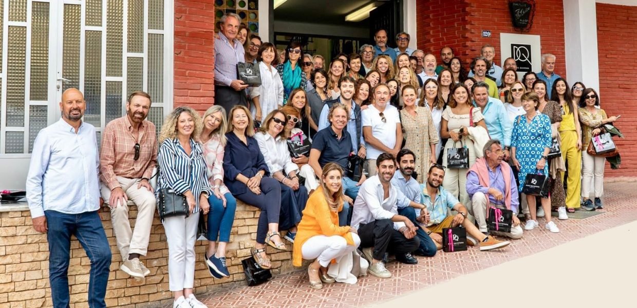 Miembros de la ABEF tras la visita de esta mañana a la fábrica Pons Quintana