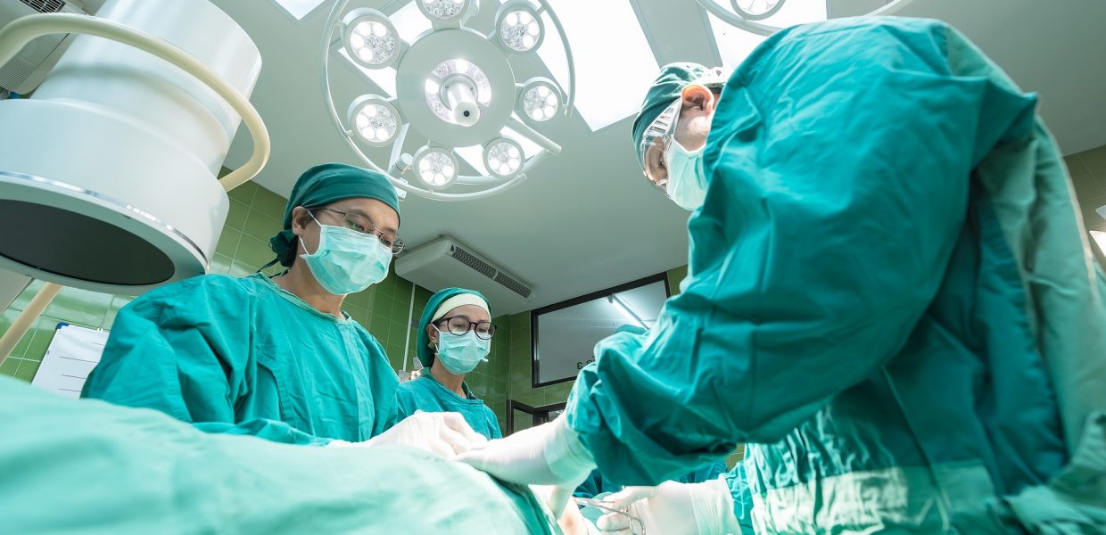 Operacion surgery-1807541_1920 Imagen de Sasin Tipchai en Pixabay