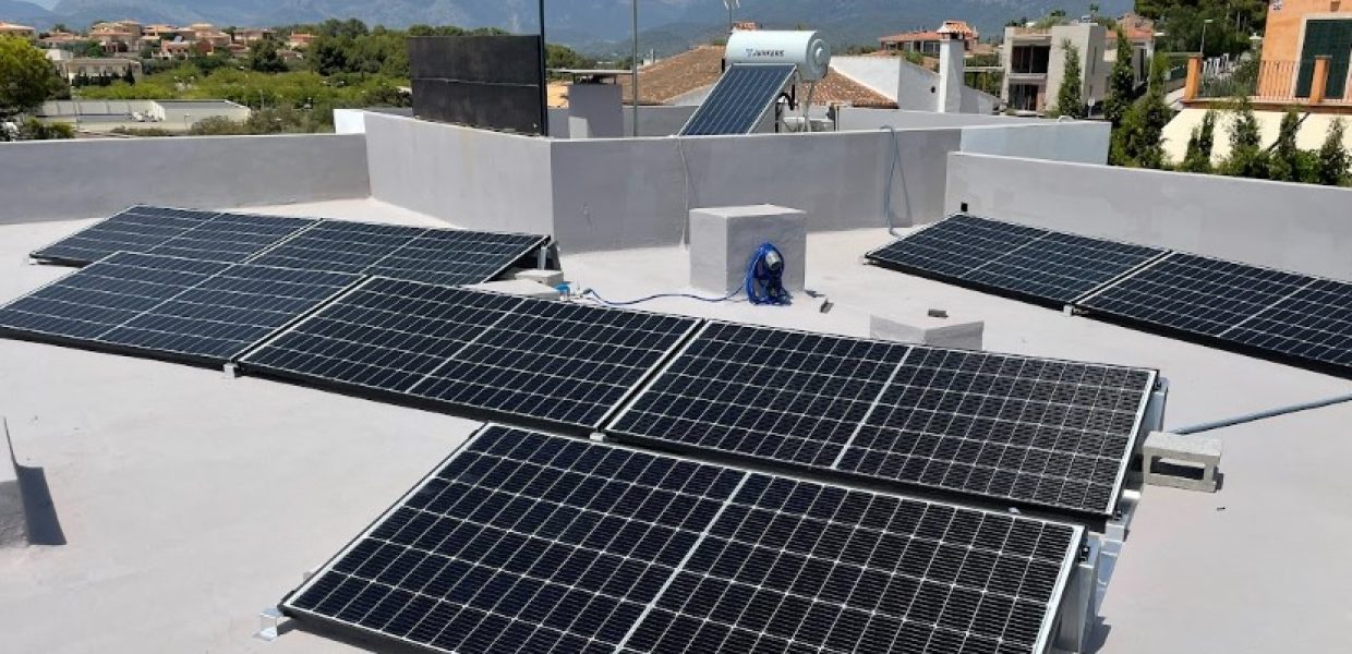 Placas solares en vivienda Imagen © Ibeconomia.com 2026