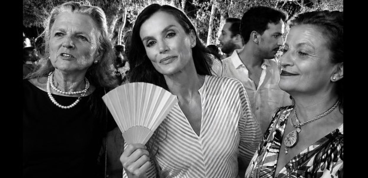 Su Majestad la Reina Letizia, atendiendo a los invitados Marivent 26. © Foto ibeconomia.com