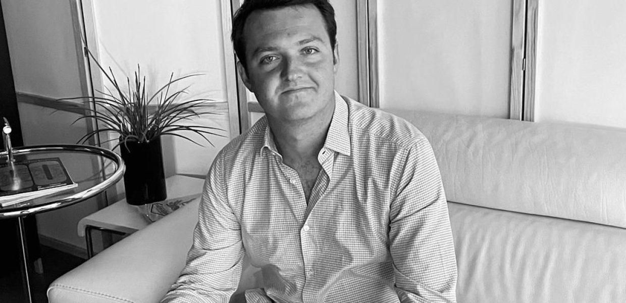 Daniel Del Río Pérez de Eulate, se graduó en Administración y Dirección de empresas por la Universidad de Navarra y es Master en Ingeniería, proyectos y reparaciones náuticas por la Universitat de les Illes Balears, actualmente es fundador y ejerce de Manager de Náutica Mallorca Yachts.