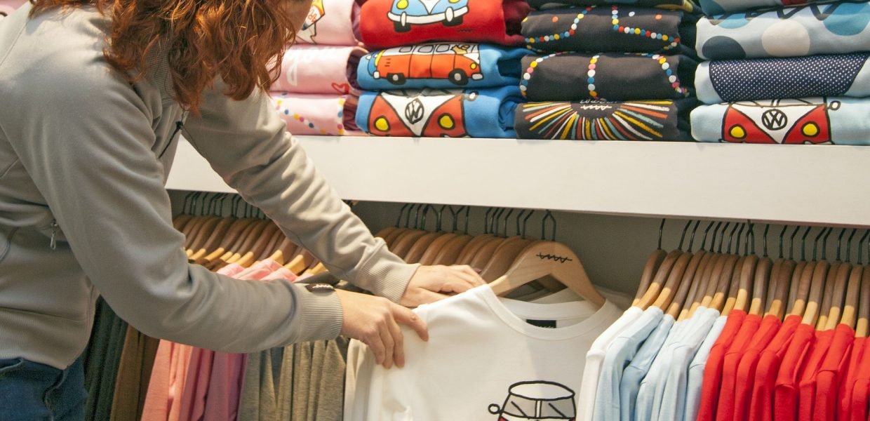 tienda dependienta t-shirt-2351761_1920 Imagen de Alterio Felines en Pixabay